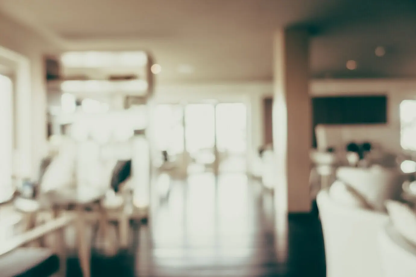 Verschwommene Tische und Stühle
